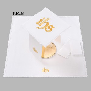 Bielizna kielichowa ołtarzowa wykończona koronką