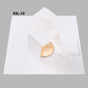 Bielizna kielichowa ołtarzowa wykończona koronką