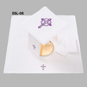 Bielizna kielichowa ołtarzowa wykończona koronką 