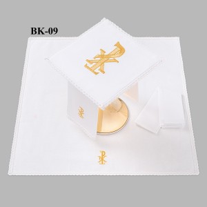 Bielizna kielichowa ołtarzowa wykończona koronką 