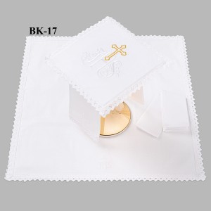 Bielizna kielichowa ołtarzowa wykończona koronką 