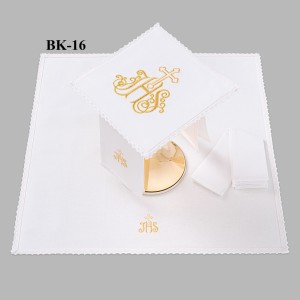 Bielizna kielichowa ołtarzowa wykończona koronką 