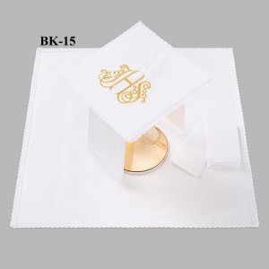 Bielizna kielichowa ołtarzowa wykończona koronką 