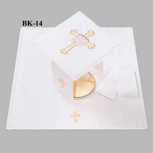 Bielizna kielichowa ołtarzowa wykończona koronką 