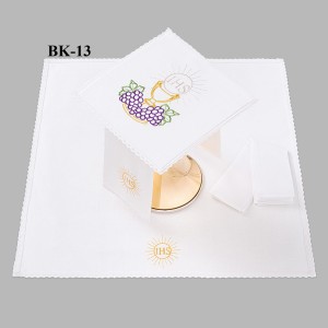 Bielizna kielichowa ołtarzowa wykończona koronką 