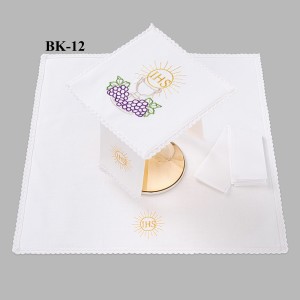 Bielizna kielichowa ołtarzowa wykończona koronką 