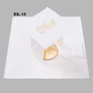 Bielizna kielichowa ołtarzowa wykończona koronką