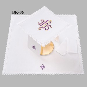 Bielizna kielichowa ołtarzowa wykończona koronką 