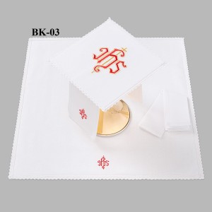 Bielizna kielichowa ołtarzowa wykończona koronką