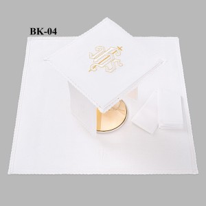 Bielizna kielichowa ołtarzowa wykończona koronką