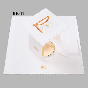 Bielizna kielichowa ołtarzowa wykończona koronką 